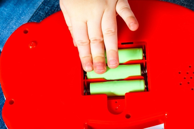 Her evde bulunan gizli tehlike Çocukları pillerden nasıl uzak tutacağız