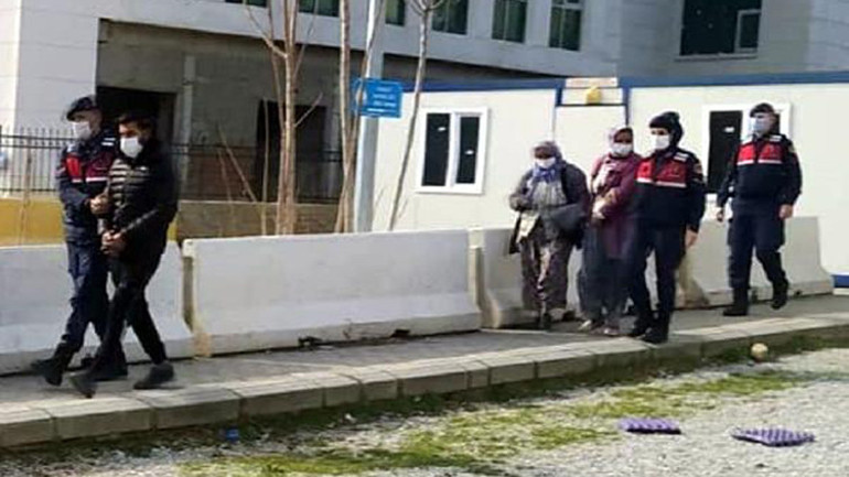 İnşaat malzemesi çalan anne-kız tutuklandı