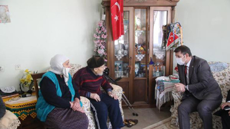 Emekli çift, 5 milyon liralık birikimini cami için bağışladı