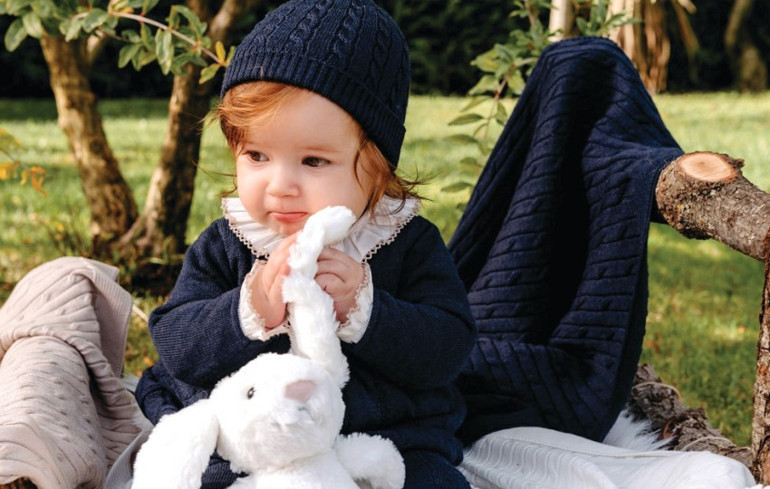 Battaniyeleri bebekleri geliri de kızları ısıtıyor