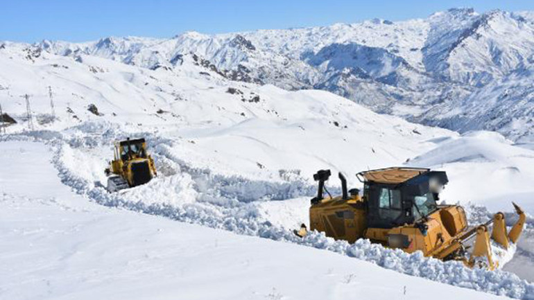 İş makinesi operatörü ve oğlunun eksi 30 derecede karla mücadelesi