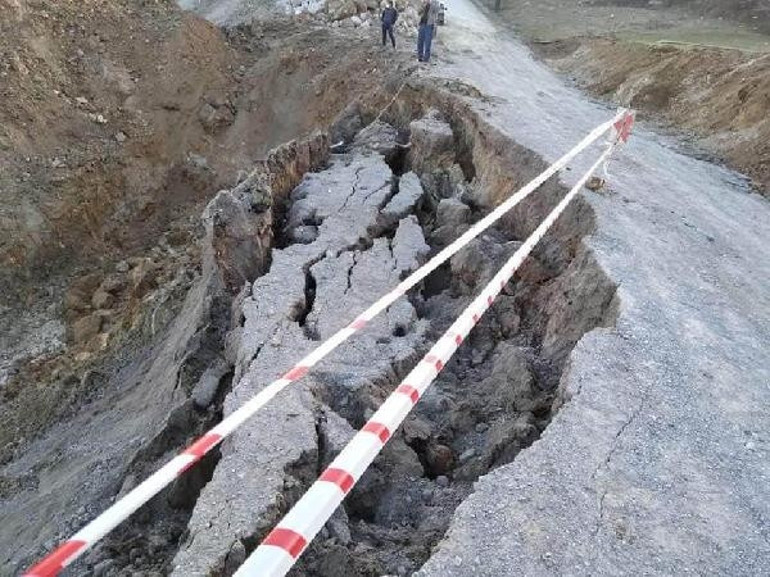 Denizlide 2 mahalleyi bağlayan yol çöktü