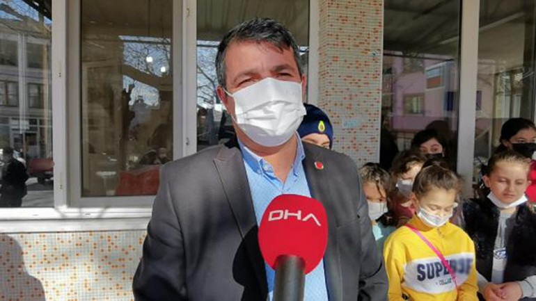 Çocuklar, sokak hayvanları için kolları sıvadı