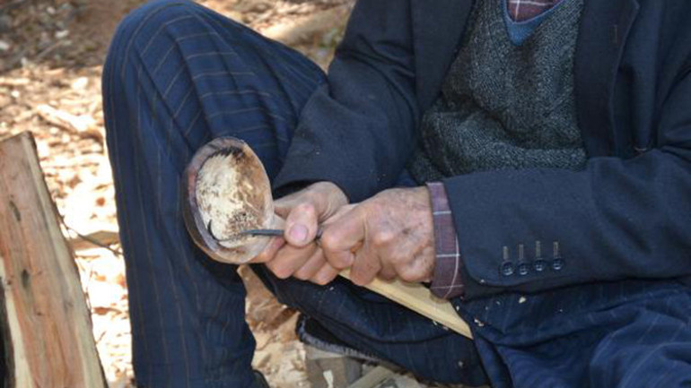 16 yaşında öğrendiği tahta kaşık yapımını 65 yıldır sürdürüyor