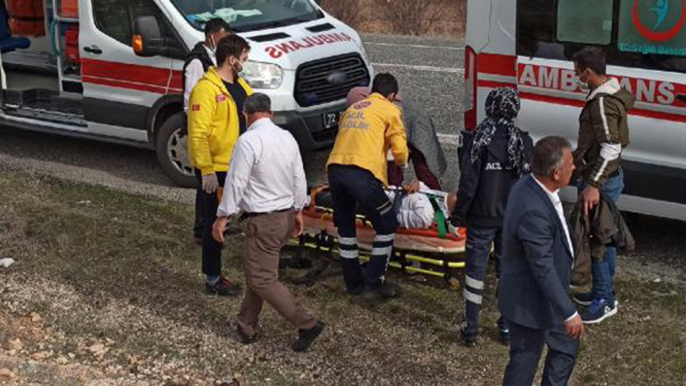 Batmanda, hafif ticari araç ile kamyonet çarpıştı: 5 yaralı