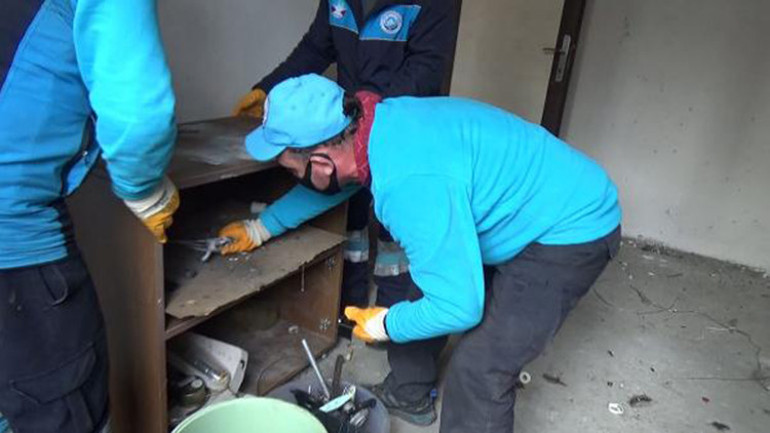 Şizofreni hastası kardeşlerin evinden 1 kamyonet çöp çıktı