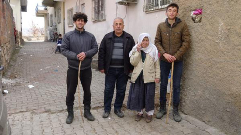 Başıboş inek ve yavrusuna ahırında baktı, 12 kilometre yol gidip Saadet nineye ulaştırdı