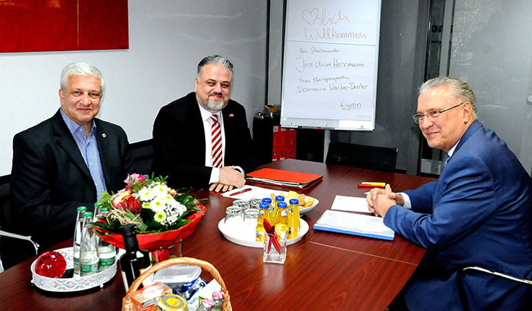 ‘Müslümanların birinci sınıfta din dersi alma hakları var’