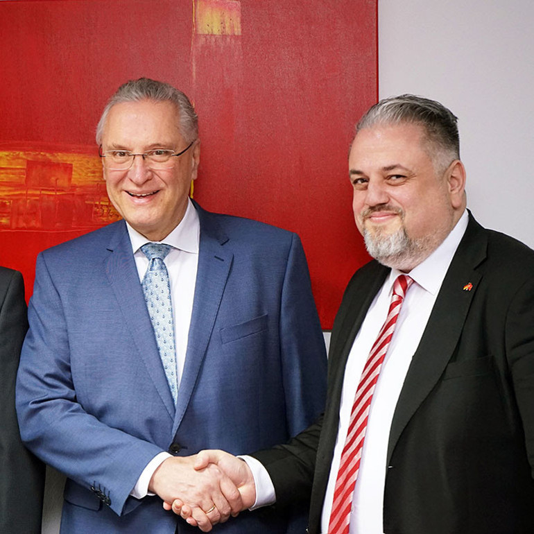‘Müslümanların birinci sınıfta din dersi alma hakları var’