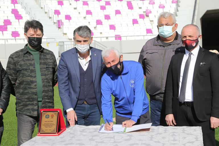 Tarihin en yaşlı ve en uzun süre görevde kalan teknik direktörü Aziz Tokat için Guinness Rekorlar Kitabına başvuruldu