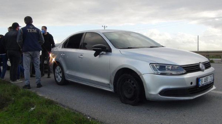 Çaldıkları otomobille kaçmaya çalışan şüpheliler, kovalamacayla yakalandı
