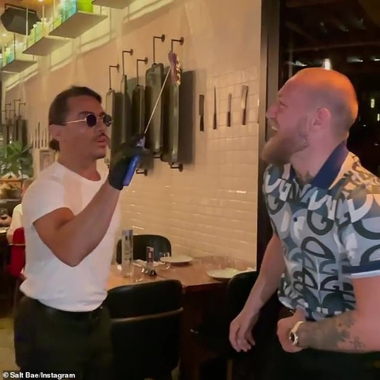 Nusrete giden ünlü dövüşçü McGregor, 7 bin liralık bifteğin tadına baktı