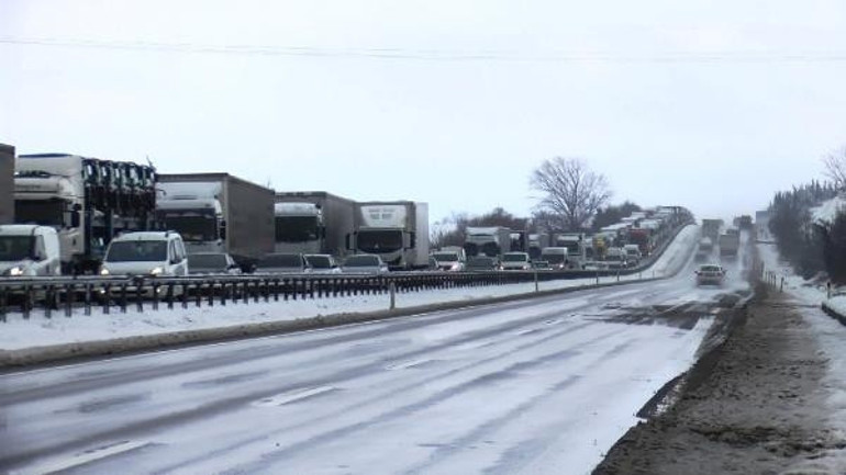 Son dakika... Bursa-İzmir karayolu trafiğe kapandı Kuvvetli kar yağışı ve trafik kazaları...