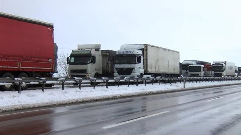 Son dakika... Bursa-İzmir karayolu trafiğe kapandı Kuvvetli kar yağışı ve trafik kazaları...