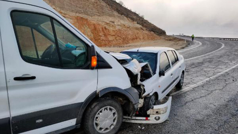 Batmanda otomobil ile minibüs çarpıştı; sürücüler yaralı