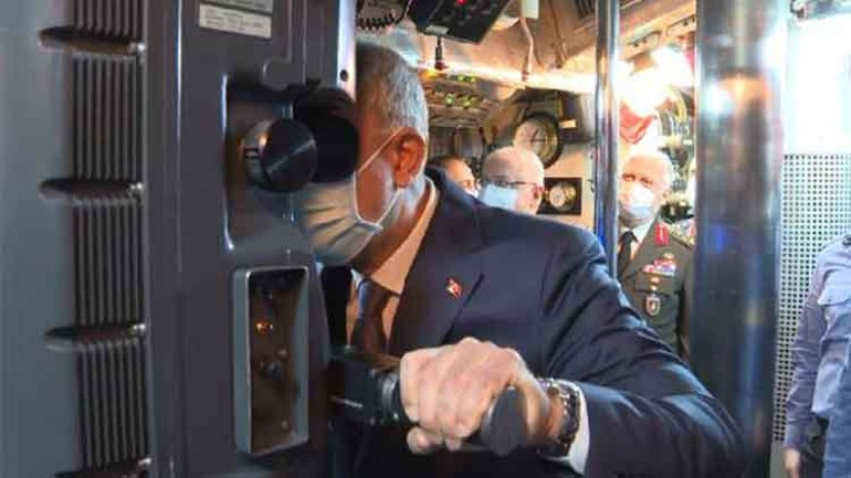 Bakan Akar TCG Gür denizaltısını ziyaret etti