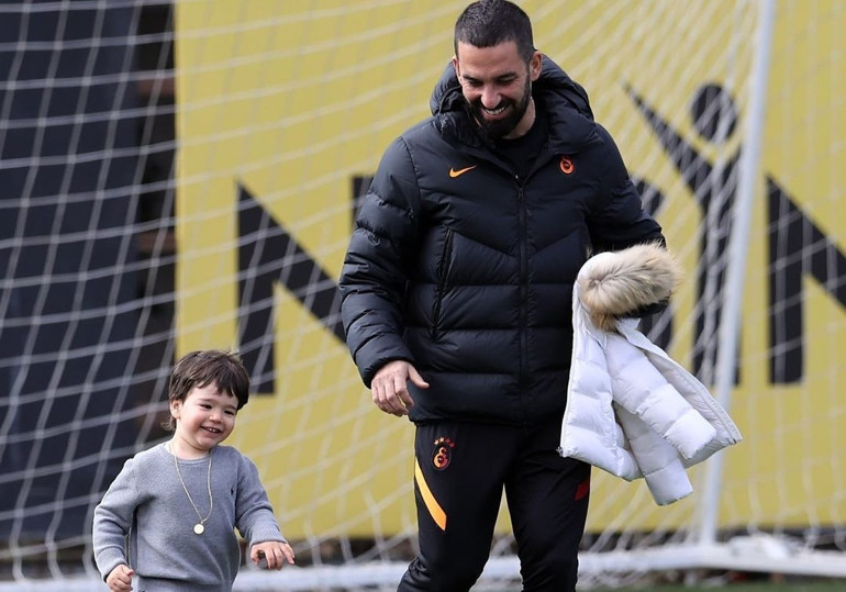 Galatasaray idmanında sürpriz konuk Arda Turan, oğlu Hamza Arda Turan ile...