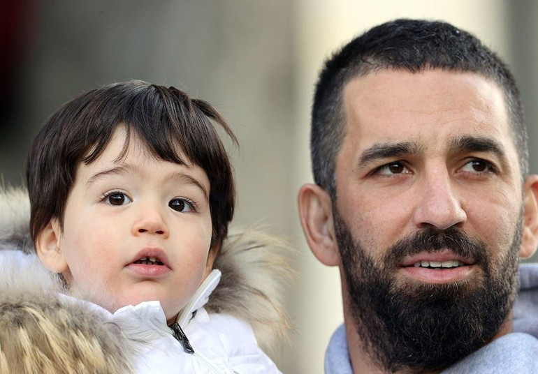 Galatasaray idmanında sürpriz konuk Arda Turan, oğlu Hamza Arda Turan ile...