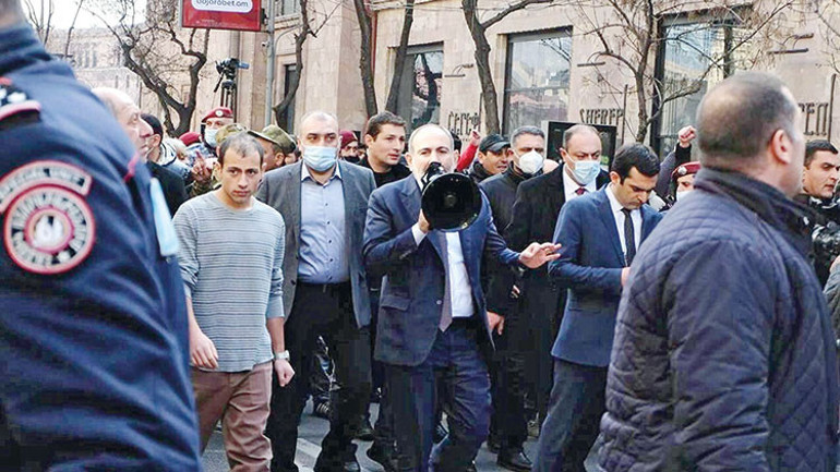 Ordu muhtıra verdi, Paşinyan ‘darbe girişimi’ dedi... Ermenistan karıştı