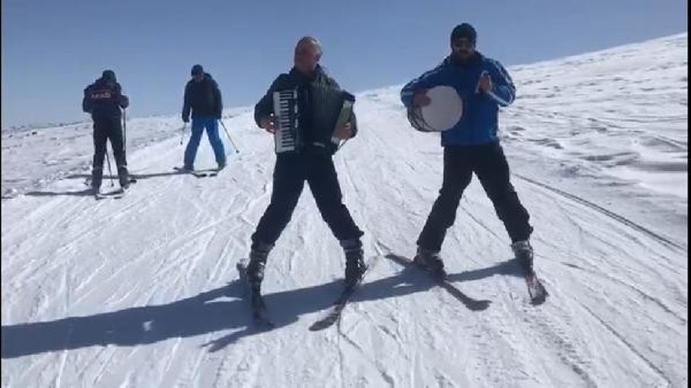 Enstrüman çalarak dağdan aşağı kaydılar