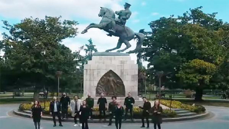 Samsun’da 16 öğretmen, öğrenciler için türkü söyledi