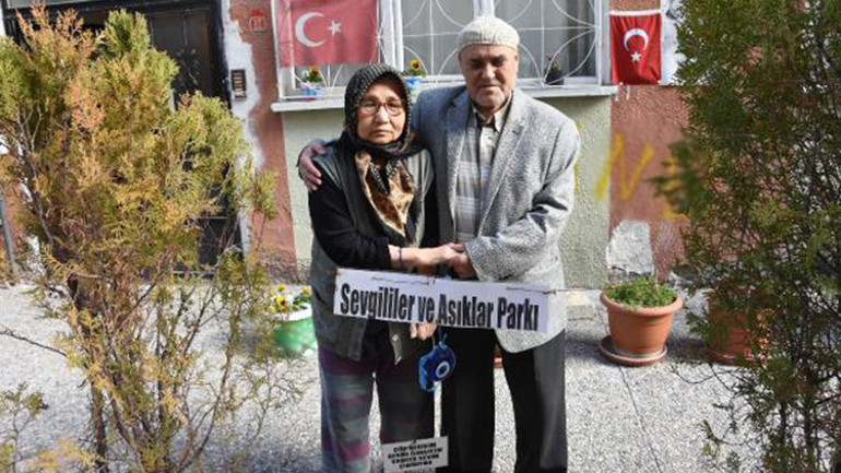 Felç geçiren eşi için sokağı çiçek bahçesine çevirdi