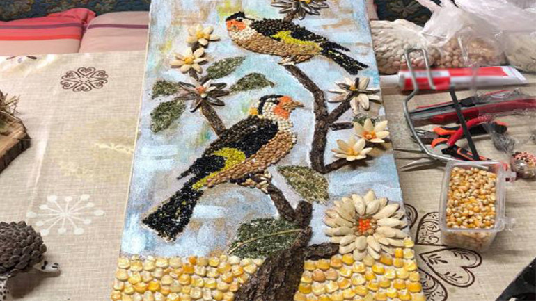 Tablolarını doğadan topladığı malzemelerle yapıyor