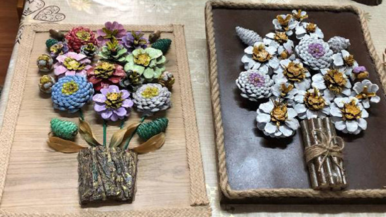 Tablolarını doğadan topladığı malzemelerle yapıyor