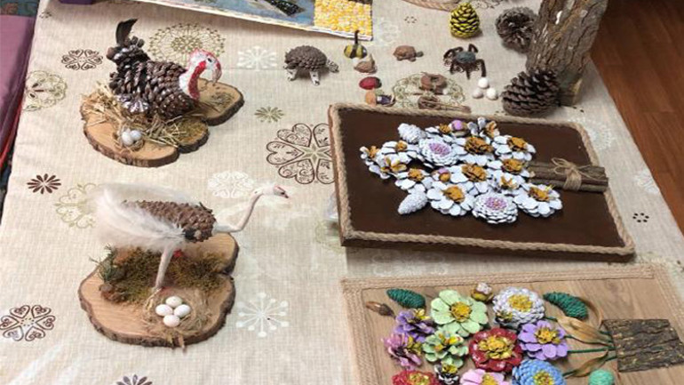 Tablolarını doğadan topladığı malzemelerle yapıyor