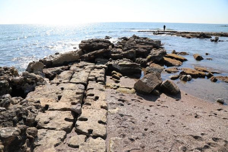Deniz çekildi, antik liman ortaya çıktı