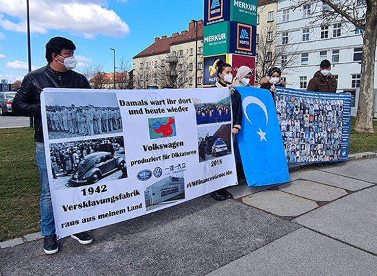 Uygur Türklerinden Volkswagen protestosu