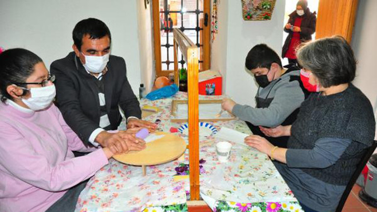 Otizmli çocuklar ahşap boyama kursuyla sosyalleşti