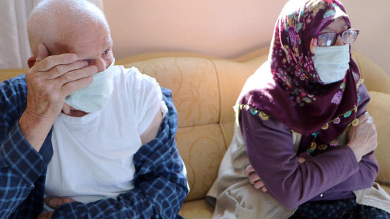 Koronavirüs aşı ekibini gören Sıddık dede gözyaşlarını tutamadı