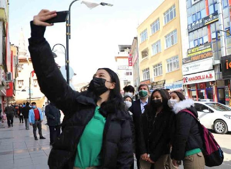 Aksaraydaki denetimlerde Vali Aydoğdu ile öğrenciler arasında Müslüm Gürses diyaloğu