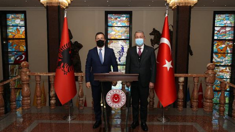 Bakan Akar, Arnavut mevkidaşıyla görüştü