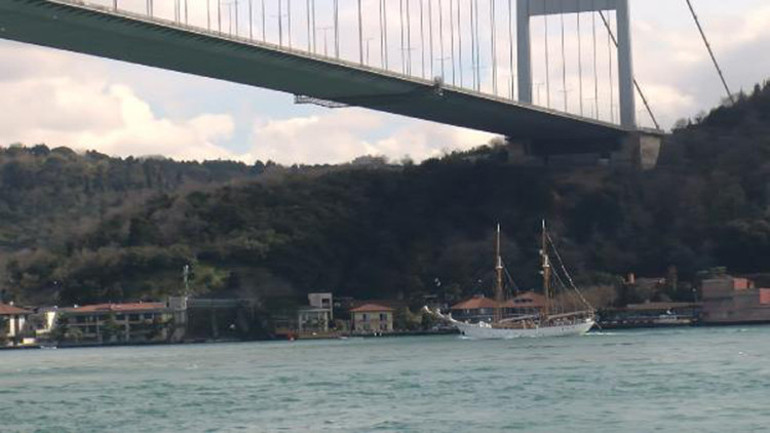 Tarihi yat İstanbul Boğazından geçti
