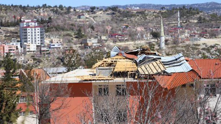 Mersinde fırtına seraları yıktı, evlerin çatılarını uçurdu