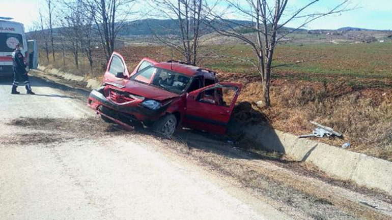 Otomobil traktöre çarptı: 4 yaralı