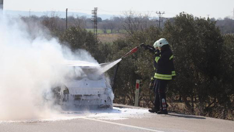 Çanakkalede seyir halindeki otomobil yandı