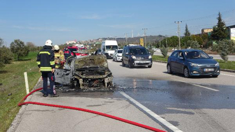 Çanakkalede seyir halindeki otomobil yandı