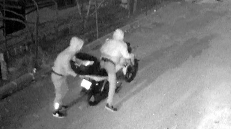 Çaldıkları motosikletle hırsızlık yaptılar
