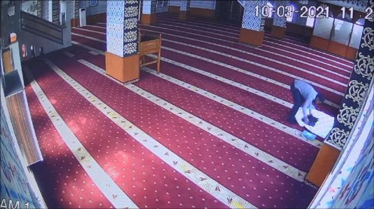 Camiden çaldığı ses cihazını kefene sardı O anlar kamerada