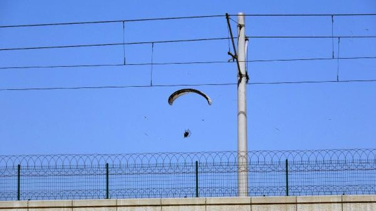 Adanada polis olaya el attı Havada alarm