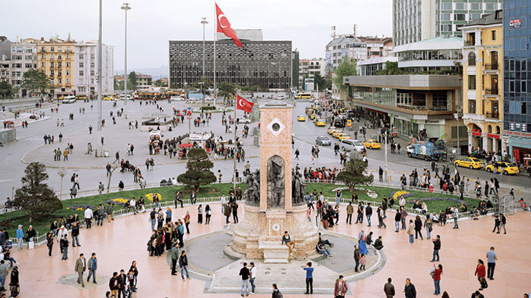 Biz her bahar âşık oluruz...