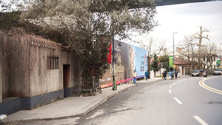 Bas bas paraları Leylaya