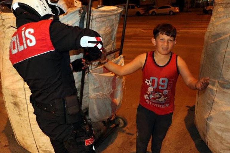Çöpte bulduğu kelepçeyle kendisini çöp arabasına kelepçeledi