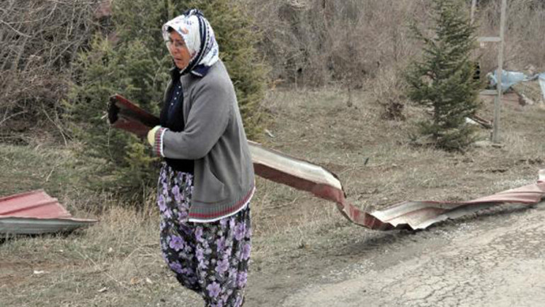 Sorgunda hortum, çatıları uçurdu, ağaçları devirdi