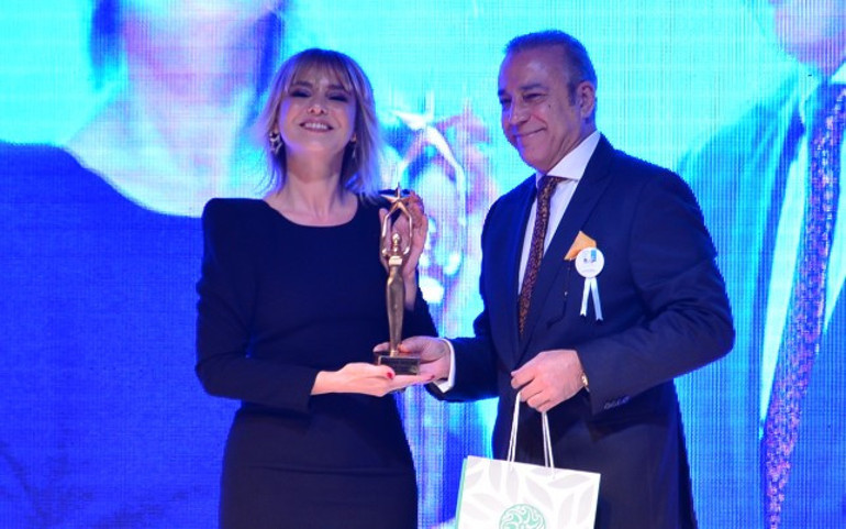 Ödül törenine ünlü isimler akın etti