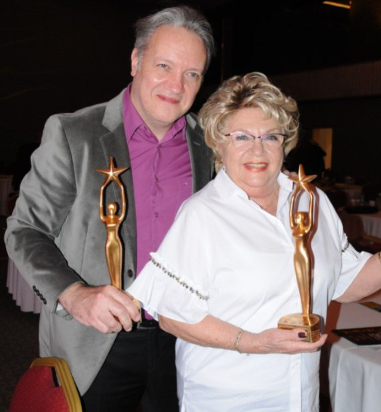 Ödül törenine ünlü isimler akın etti