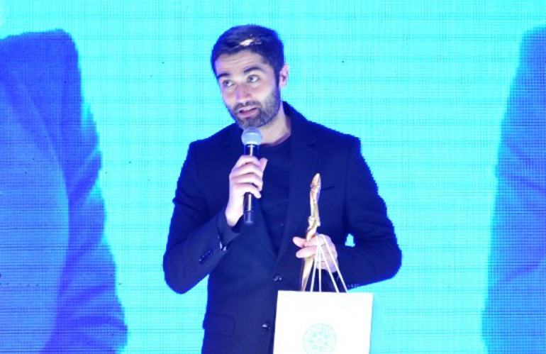 Ödül törenine ünlü isimler akın etti